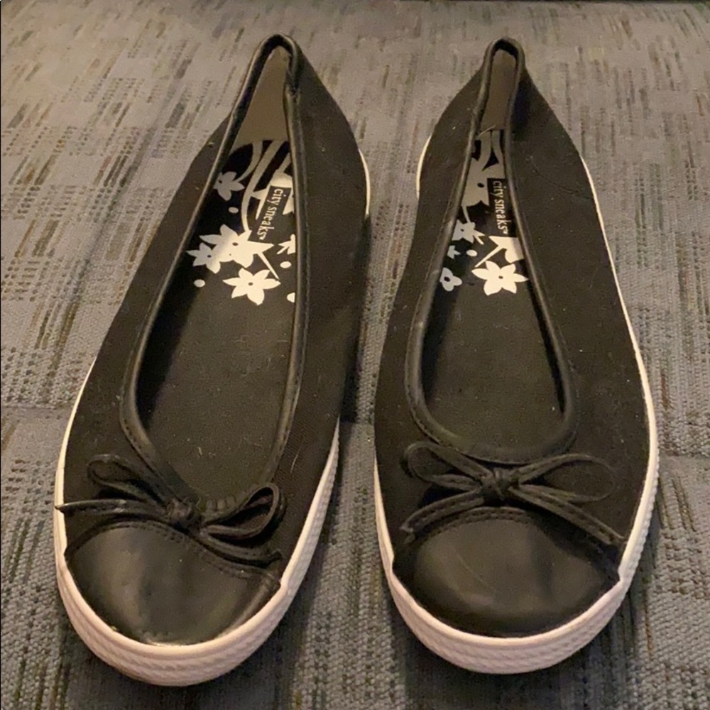 Black flats with a cute little bow